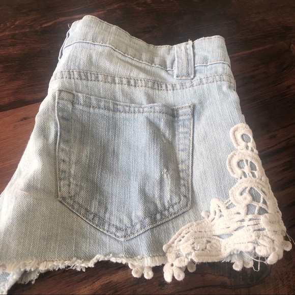 Denim shorts with lace trim light wash - Picture 7 of 8